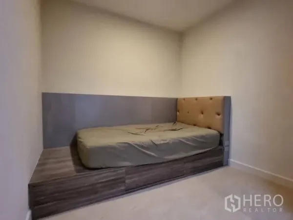 คอนโด ให้เช่าในWatthana, Bangkok - ห้องนอนรองพร้อมเตียงยกพื้นและหัวเตียงบุผ้า