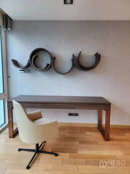 公寓 出租在Khlong Toei, Bangkok - 书房角落，写字桌与雕塑感墙架