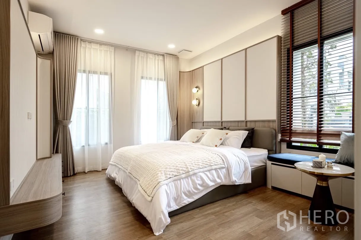บ้านเดี่ยว for rent in Saphan Sung, Bangkok - ห้องนอนอบอุ่น พื้นไม้ ม้านั่งริมหน้าต่าง ผ้าม่านชั้น และไฟติดผนัง