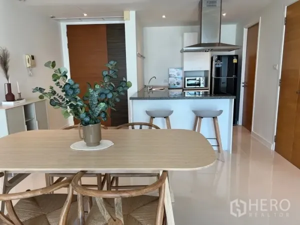 คอนโด ให้เช่าในWatthana, Bangkok - โซนทานข้าวข้างครัวบิวต์อิน มีไอส์แลนด์และเครื่องดูดควันสแตนเลส