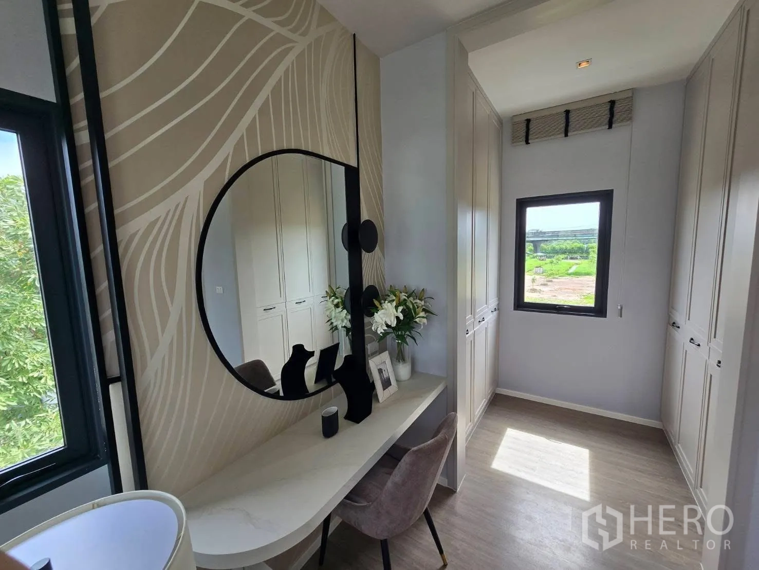 Semi-detached House for rent in Bang Phli, Samut Prakan - Dressing area with round mirror, built-in wardrobes and window.