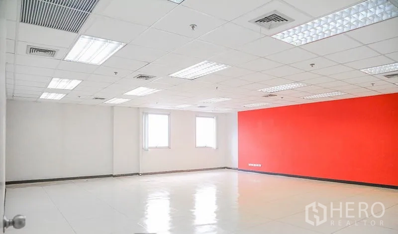 สำนักงาน ให้เช่าในBang Na, Bangkok - พื้นที่สำนักงานโล่ง มีหน้าต่างสองบาน ผนังสีแดงและฝ้าเพดานกริด