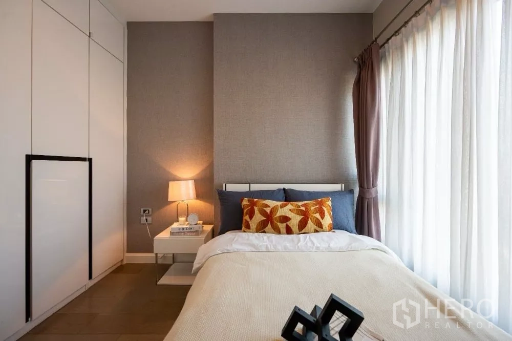 คอนโด ให้เช่าหรือขายในKhlong Toei, Bangkok - ห้องนอนที่สอง เตียงเดี่ยว ตู้เสื้อผ้าบิลท์อิน และหน้าต่างบานใหญ่