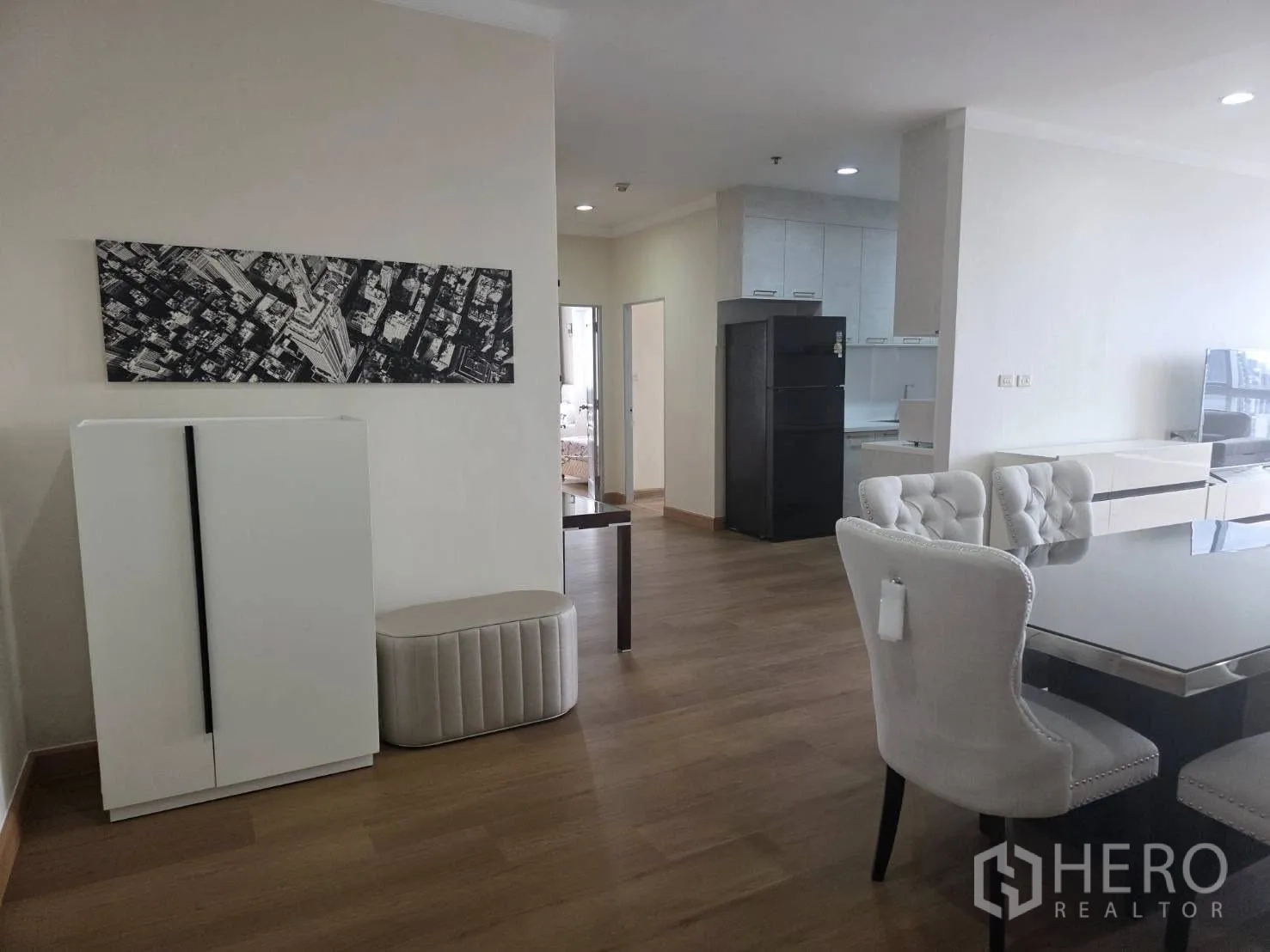 คอนโด ให้เช่าในKhlong Toei, Bangkok - มุมทานอาหารติดงานศิลป์ และทางเข้าครัวแยก