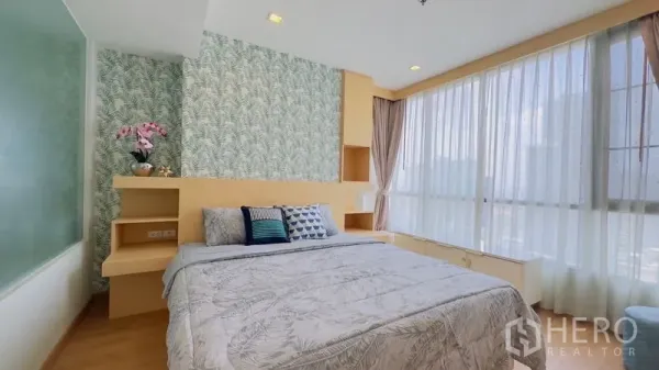 คอนโด ให้เช่าในWatthana, Bangkok - ห้องนอนหลักพร้อมหน้าต่างมุมกว้าง ผ้าม่านโปร่ง และชั้นหัวเตียงบิลท์อิน