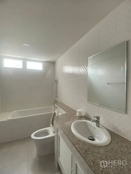 公寓 出租在Sathon, Bangkok - 整洁浴室，配浴缸、花岗岩台面、洗手盆、镜子与高窗采光。