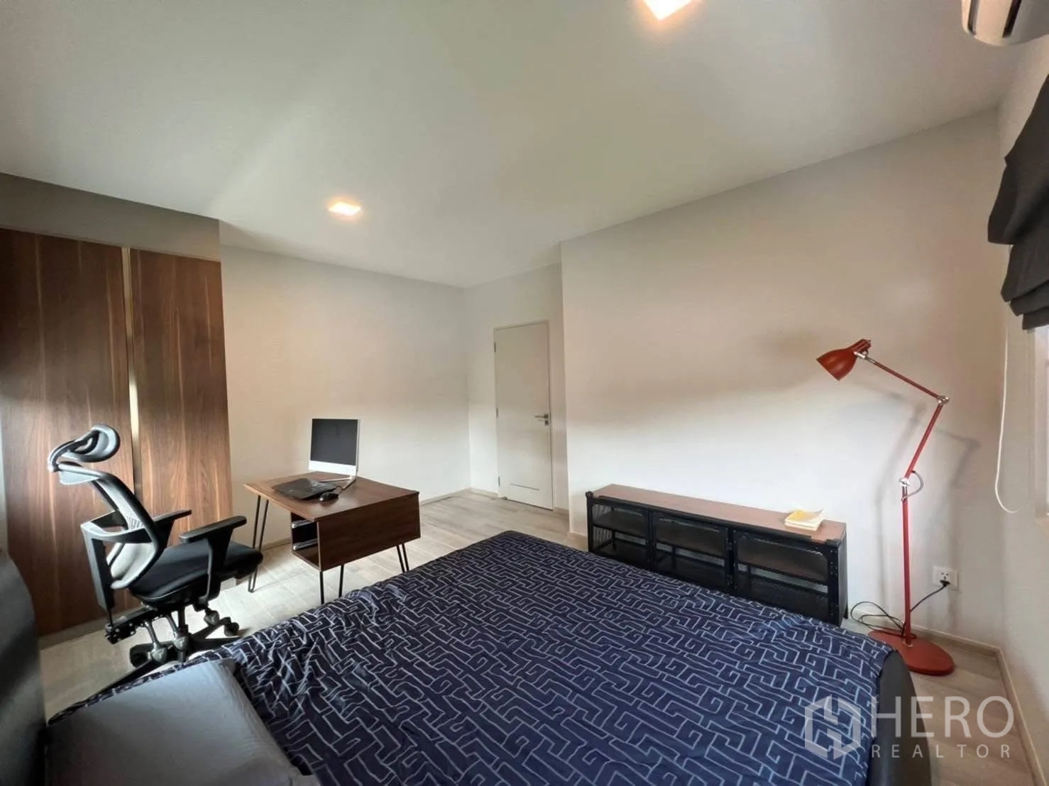 บ้านเดี่ยว for rent in Bang Phli, Samut Prakan - ห้องนอนหรือห้องทำงานที่มีเตียง โต๊ะทำงาน เก้าอี้เออร์โกโนมิก ตู้เสื้อผ้า โคมไฟตั้งพื้น และเครื่องปรับอากาศ