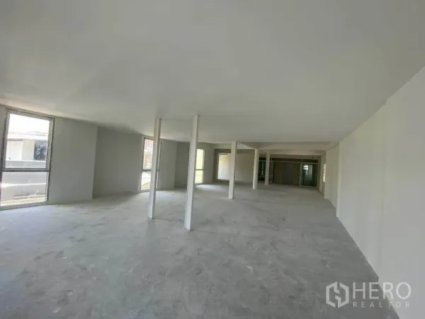 พื้นที่ขายปลีก ให้เช่าในKhlong Toei, Bangkok - ห้องเปิดโล่งสว่าง พื้นคอนกรีต รอบด้านมีหน้าต่าง