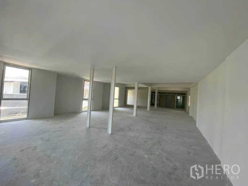 พื้นที่ขายปลีก ให้เช่าในKhlong Toei, Bangkok - ห้องเปิดโล่งสว่าง พื้นคอนกรีต รอบด้านมีหน้าต่าง