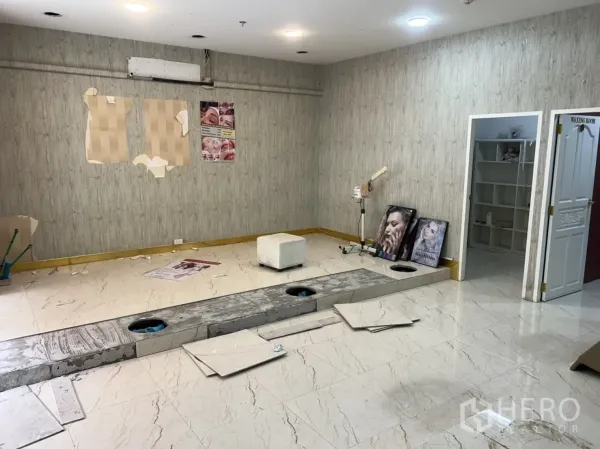 พื้นที่ขายปลีก ให้เช่าในKhlong Toei, Bangkok - พื้นที่ค้าปลีกกำลังปรับปรุง มีแท่นขั้น ห้องเก็บของ และไฟดาวน์ไลต์เพดาน