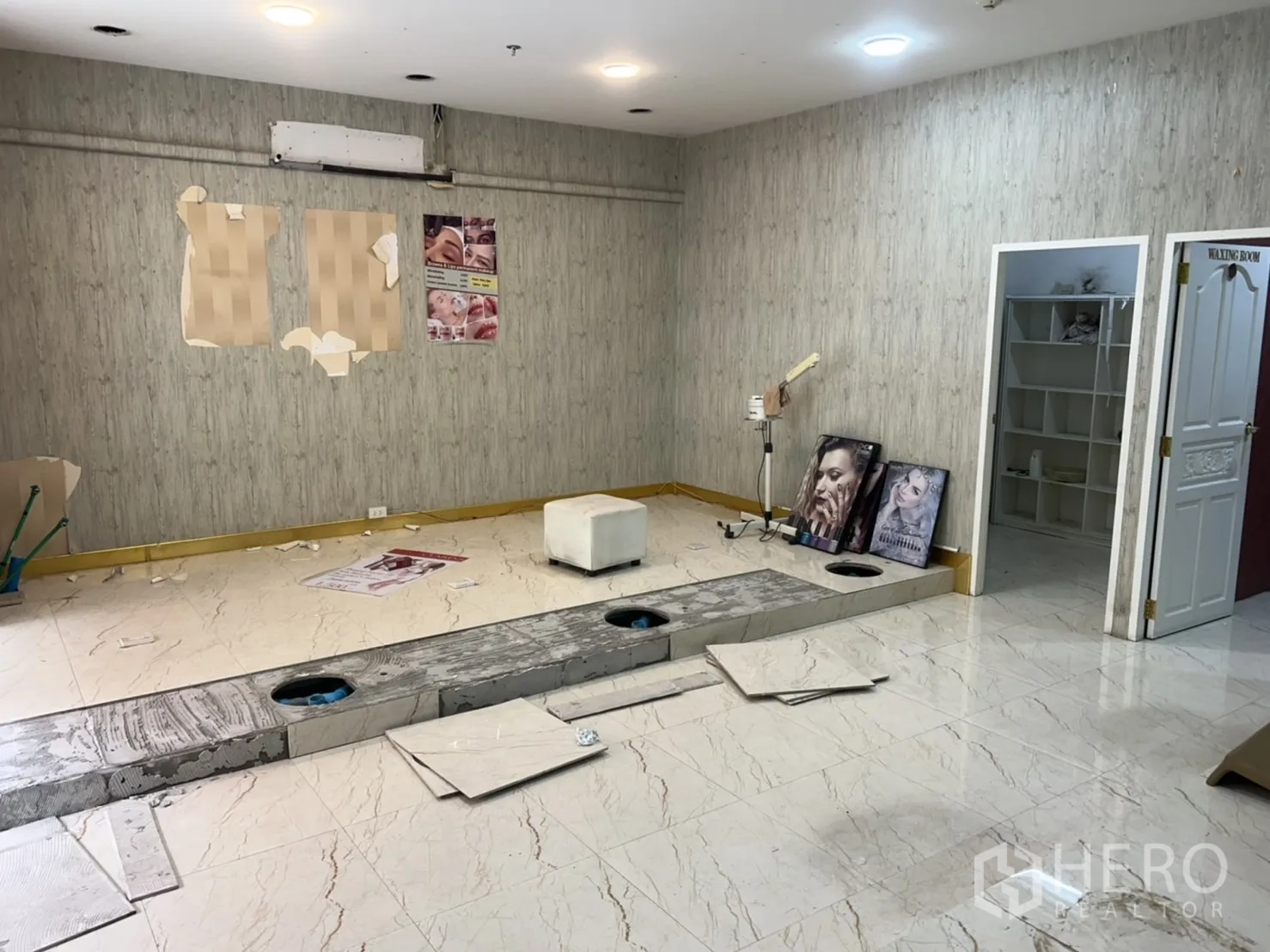 พื้นที่ขายปลีก ให้เช่าในKhlong Toei, Bangkok - พื้นที่ค้าปลีกกำลังปรับปรุง มีแท่นขั้น ห้องเก็บของ และไฟดาวน์ไลต์เพดาน