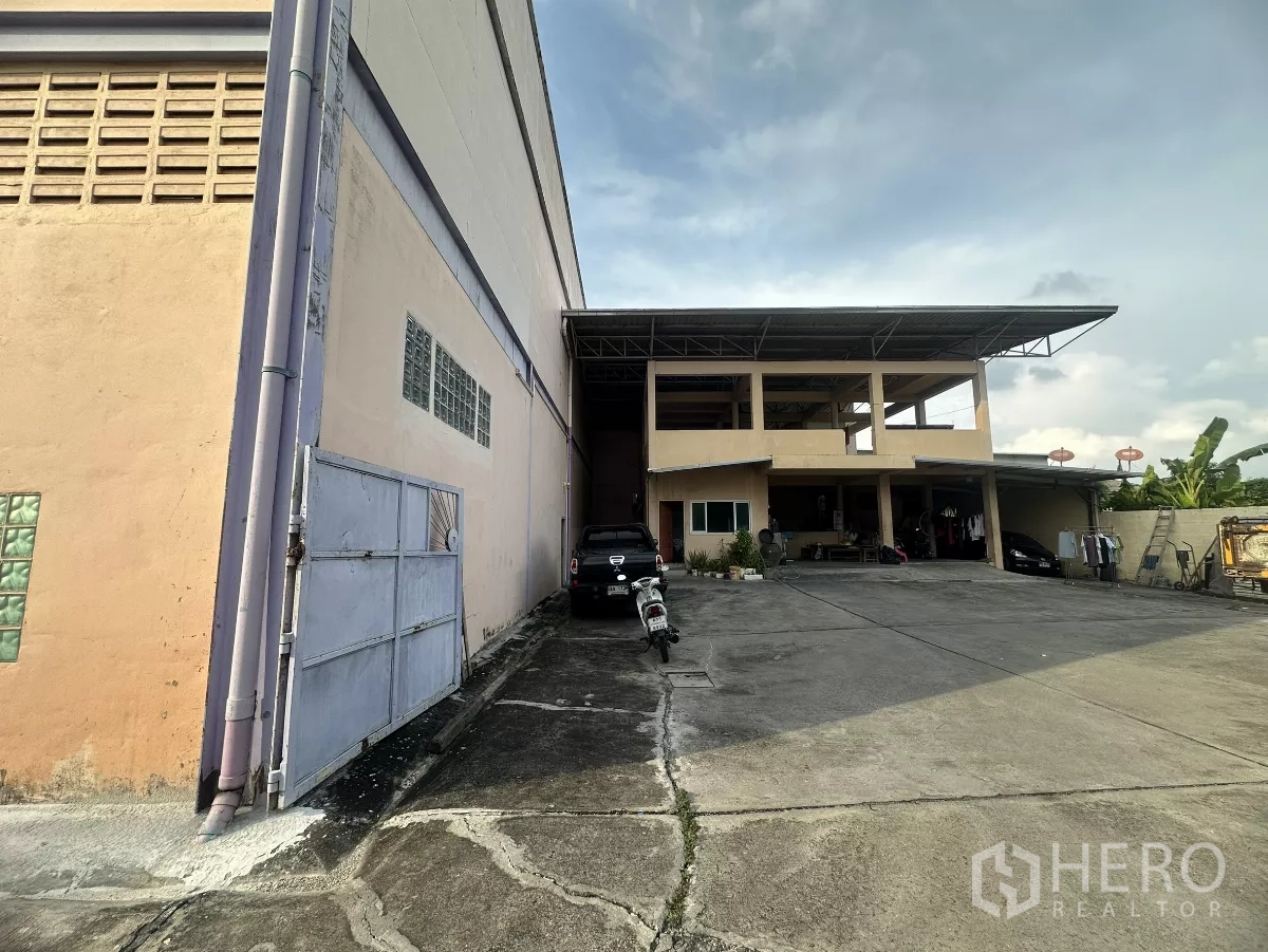 Warehouse for rent in Mueang Nonthaburi, Nonthaburi - Spacious rear yard beside the warehouse with covered staff accommodation and multiple parking spaces.