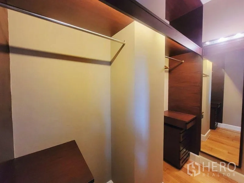 คอนโด ให้เช่าในWatthana, Bangkok - วอล์กอินคลอเซ็ตพร้อมชั้นไม้ ลิ้นชัก และกระจกเต็มตัว