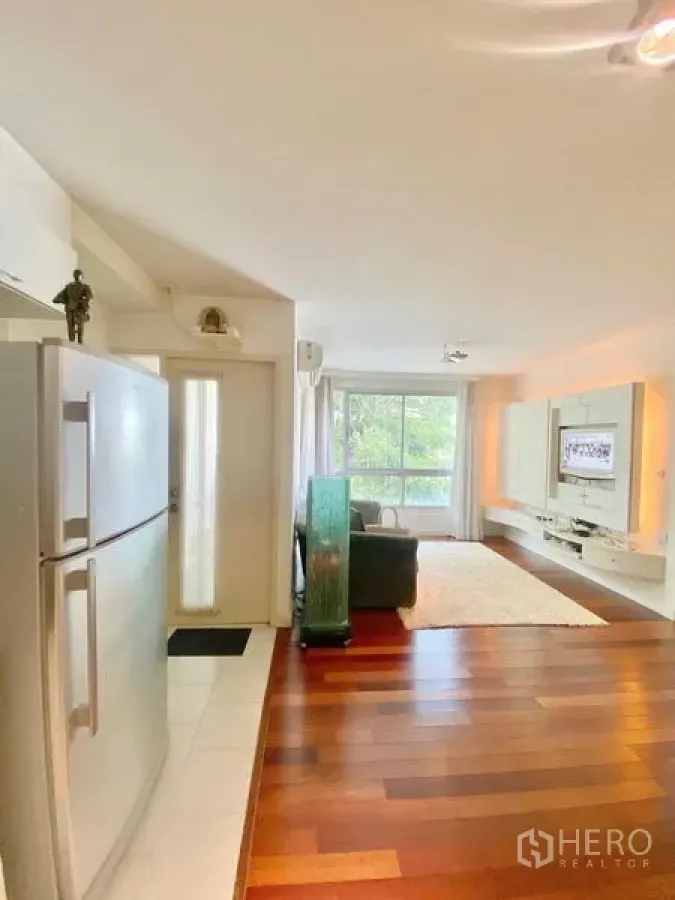 คอนโด ให้เช่าในWatthana, Bangkok - โถงทางเข้ามองเข้าสู่ห้องนั่งเล่นสว่างไสวพร้อมผนังทีวีและหน้าต่างกว้าง