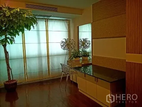 คอนโด ให้เช่าในPathum Wan, Bangkok - ห้องอเนกประสงค์พื้นไม้ หน้าต่างบานใหญ่ พร้อมตู้บิลท์อินและท็อปหิน