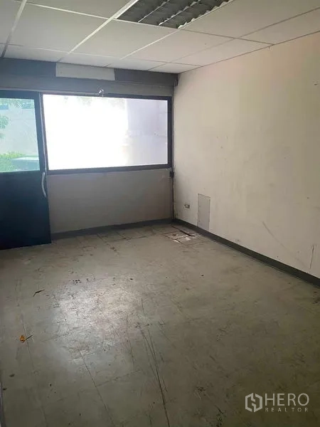 อาคารพาณิชย์ ให้เช่าในHuai Khwang, Bangkok - ห้องออฟฟิศชั้นบน มีหน้าต่างบานใหญ่ ฝ้าทีบาร์ และพื้นแข็งทนทาน