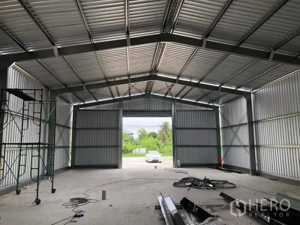 คลังสินค้า ให้เช่าในBang Yai, Nonthaburi - ฮอลล์โกดัง โครงทรัสเหล็ก ประตูโหลดสองด้าน หลังคาแผ่นโปร่งแสง