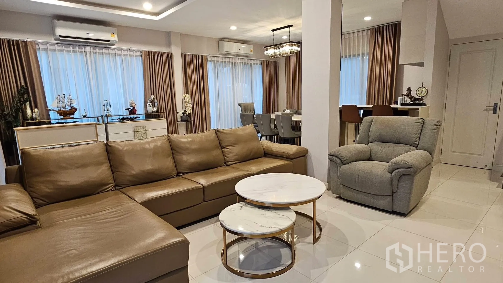 บ้านเดี่ยว for rent in Saphan Sung, Bangkok - โถงนั่งเล่นเชื่อมต่อส่วนรับประทานอาหาร พร้อมผ้าม่านและกระจกบานใหญ่.