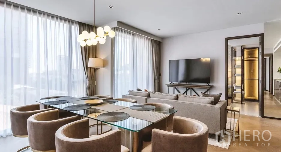 คอนโด ให้เช่าในWatthana, Bangkok - พื้นที่รับประทานอาหารและนั่งเล่นสว่างไสว โต๊ะกระจก โคมไฟ และโซฟาเข้ามุม