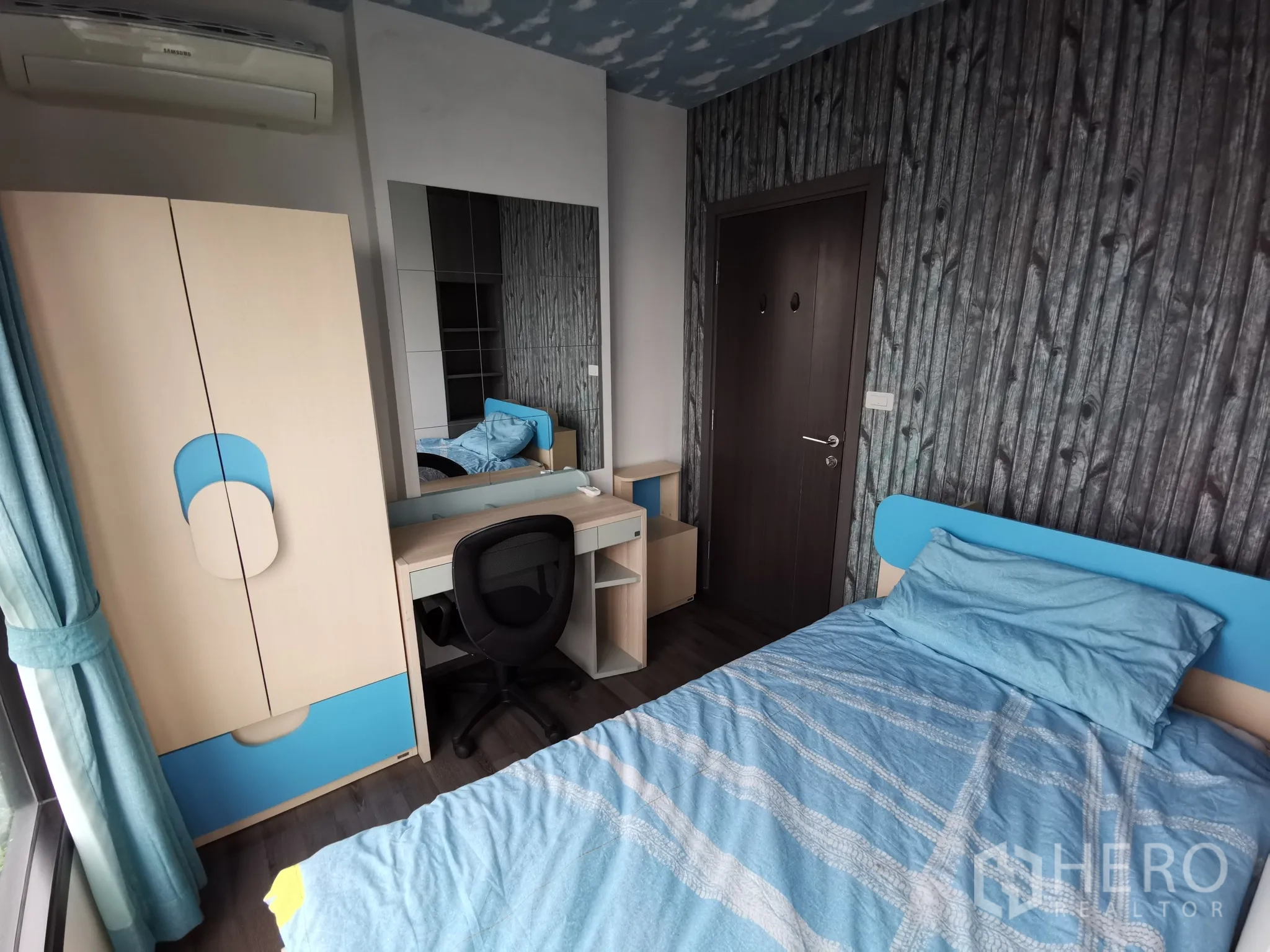 公寓 出租或出售在Watthana, Bangkok - 次卧配单人床、书桌、衣柜与空调。