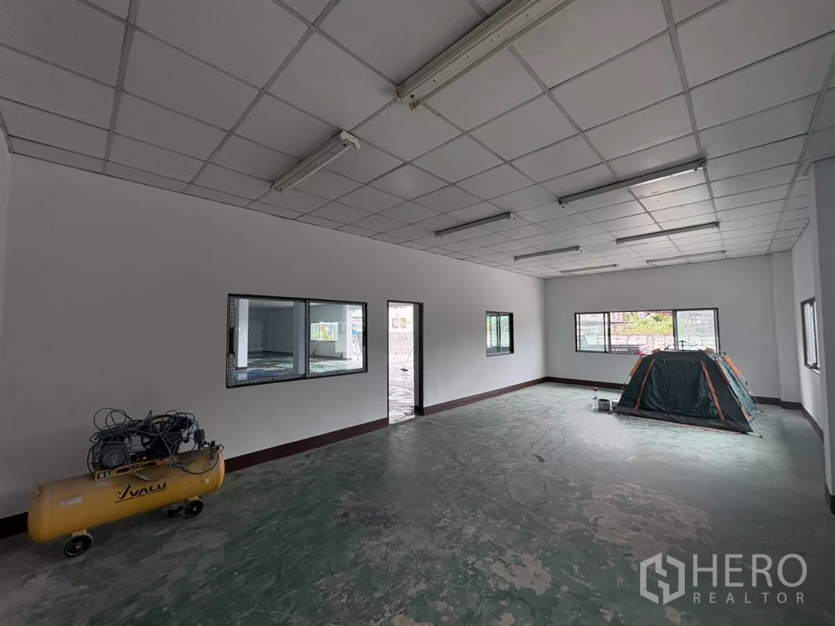 โรงงาน ให้เช่าในKhlong Toei, Bangkok - ห้องออฟฟิศฝ้าแขวน มีหน้าต่างและพื้นคอนกรีตพร้อมปรับปรุง