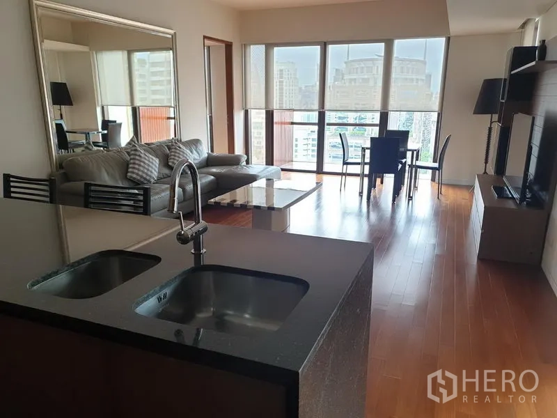 คอนโด ให้เช่าในPathum Wan, Bangkok - พื้นที่นั่งเล่นและรับประทานอาหารแบบโอเพ่น พร้อมครัวไอส์แลนด์ หน้าต่างสูงจรดเพดาน มองเห็นวิวเมือง