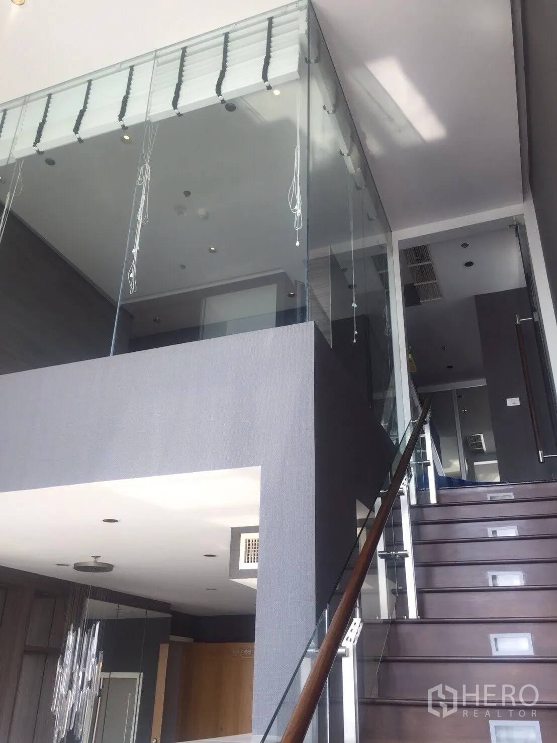 คอนโด ให้เช่าในKhlong Toei, Bangkok - บันไดขึ้นชั้นลอยพร้อมราวกระจกในคอนโดแบบดูเพล็กซ์