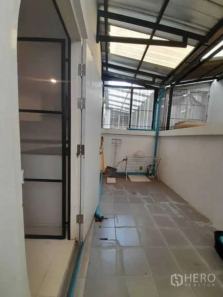 ทาวน์เฮาส์ ให้เช่าในKhlong Toei, Bangkok - พื้นที่ซักล้างด้านหลังมีหลังคา พื้นกระเบื้อง