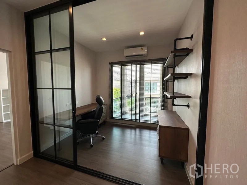 Detached House for rent or sale - Study room with sliding glass doors, desk and wall shelves opening to a small balcony.