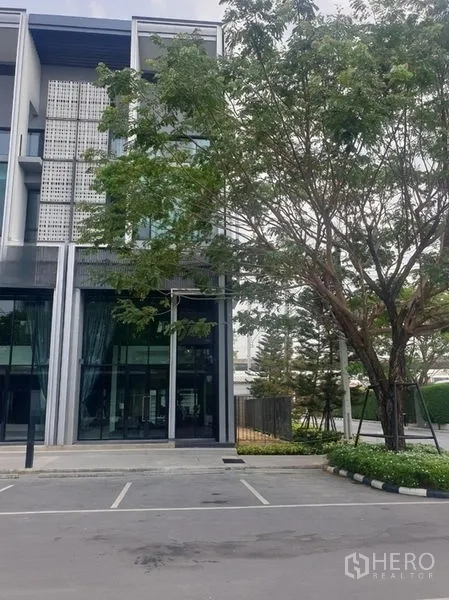 สำนักงานที่บ้าน ให้เช่า - ภาพมุมอาคารโฮมออฟฟิศด้านนอก แสดงที่จอดรถและพื้นที่สีเขียว