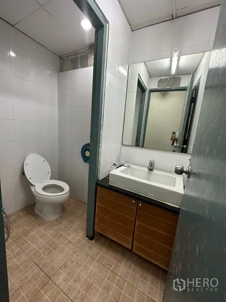 สำนักงาน ให้เช่าในPathum Wan, Bangkok - ห้องน้ำปูกระเบื้องสะอาดพร้อมอ่างล้างหน้าและโถสุขภัณฑ์แบบตะวันตก