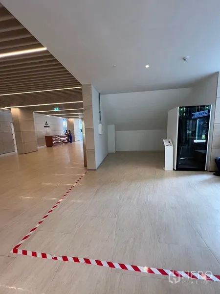 零售空间 出租 - 大堂楼梯下的角落零售空间，配木格天花与筒灯