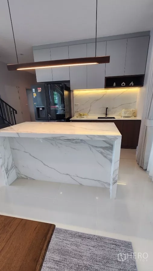 บ้าน ให้เช่าหรือขายในBueng Kum, Bangkok - แพนทรีเปิดพร้อมไอส์แลนด์หินลายอ่อน ตู้ครัวเรียบหรู ไฟห้อย และตู้เย็นสองประตู