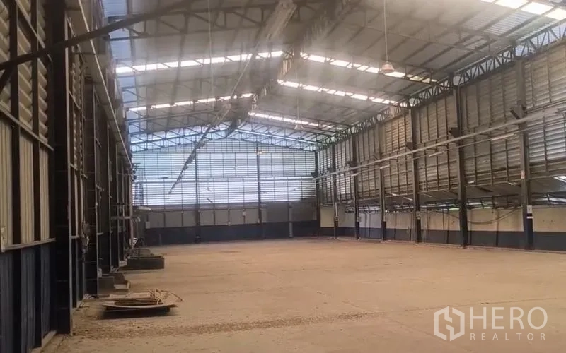 Warehouse for rent in Lat Lum Kaeo, Pathum Thani - Open warehouse hall showing clear-span structure and ventilated metal cladding.