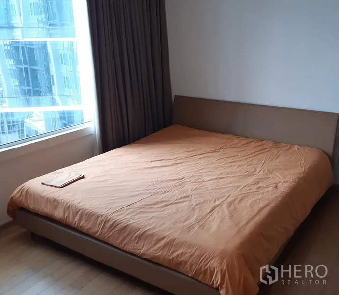 คอนโด ขายในKhlong Toei, Bangkok - ห้องนอนอบอุ่น เตียงใหญ่ หน้าต่างบานใหญ่เห็นวิวสกายไลน์