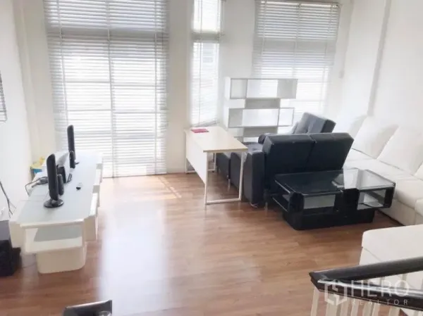 ทาวน์เฮาส์ ให้เช่าในPrawet, Bangkok - ห้องนั่งเล่นสว่าง หน้าต่างบานใหญ่พร้อมมู่ลี่ พื้นไม้ โซฟาสีดำและขาว พร้อมโต๊ะทำงาน