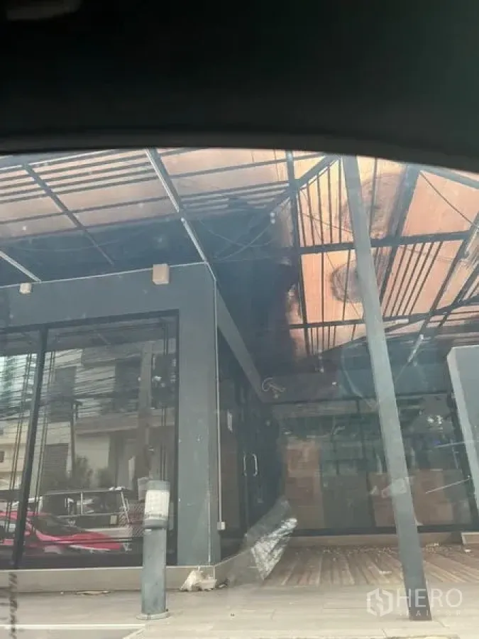 พื้นที่ขายปลีก ให้เช่าในKhlong Toei, Bangkok - พื้นที่ค้าปลีกชั้นล่าง หน้าร้านกระจก กันสาดโลหะ และทางเดินมีหลังคา ในย่านคลองเตย กรุงเทพมหานคร