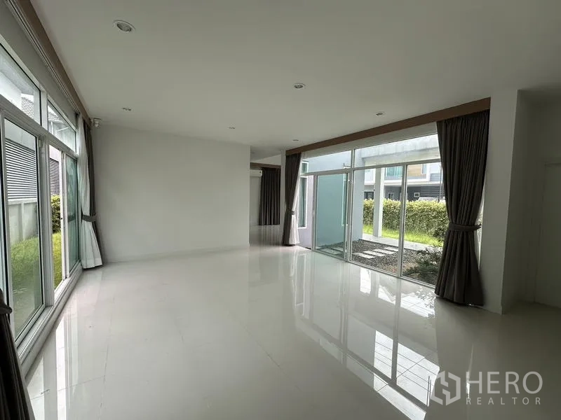 บ้าน ขายในLam Luk Ka, Pathum Thani - ห้องพักผ่อนกว้าง ผนังกระจกเลื่อนสูงเต็มบานเปิดออกสู่สวน