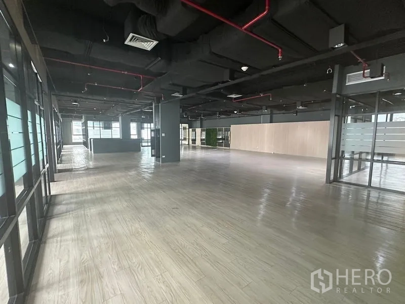 办公空间 出租在Bang Rak, Bangkok - 宽阔办公区，裸露管线天花与磨砂玻璃房