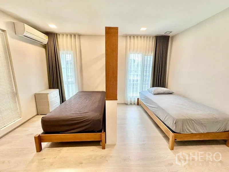 独立式住宅 出租或出售在Prawet, Bangkok - 中央木质隔断两侧各一张单人床，采光明亮。