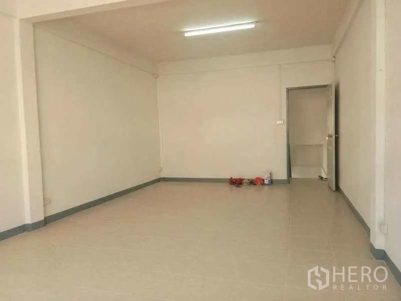 อาคารพาณิชย์ ให้เช่าในBang Na, Bangkok - พื้นที่โล่งชั้นล่าง ปูกระเบื้อง ผนังสีขาว ไฟฟลูออเรสเซนต์