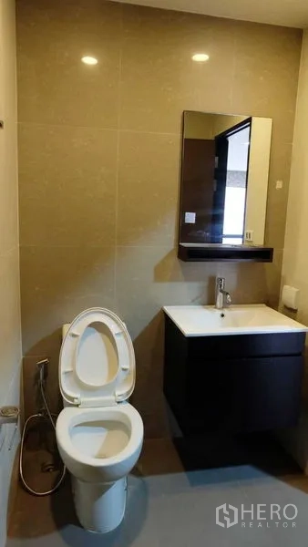 คอนโด ให้เช่าในPhaya Thai, Bangkok - ห้องน้ำสำหรับแขก พร้อมตู้ลอย กระจก และโถสุขภัณฑ์โทนสีเรียบ