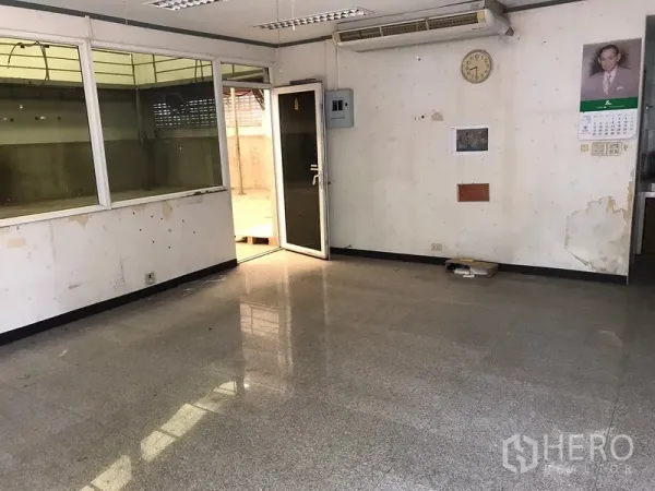 คลังสินค้า ให้เช่าในMueang Samut Prakan, Samut Prakan - ห้องออฟฟิศกั้นกระจก พื้นกระเบื้อง แสงไฟฟลูออเรสเซนต์ ภายในโกดัง