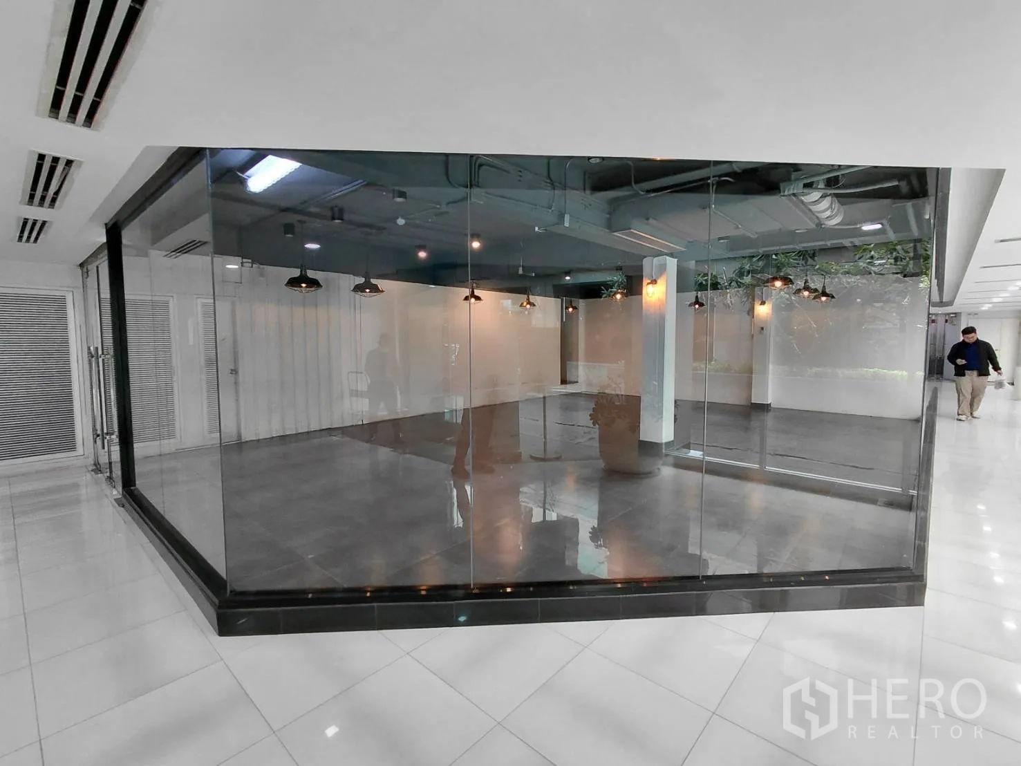 零售空间 for rent in Ratchathewi, Bangkok - 转角零售铺位，落地玻璃围合与玻璃门，毗邻明亮的室内走廊。