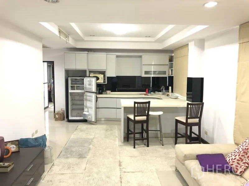 สำนักงานที่บ้าน ให้เช่าในWang Thonglang, Bangkok - ครัวสมัยใหม่พร้อมไอส์แลนด์ ตู้บิลท์อิน ตู้เย็นเปิด และเก้าอี้บาร์