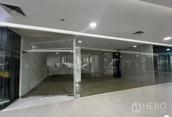 零售空间 出租 - 现代室内商业楼内的玻璃门面商铺，双开玻璃门。