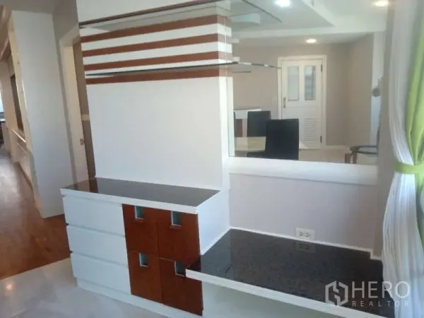 คอนโด ให้เช่าในKhlong Toei, Bangkok - พื้นที่นั่งเล่นกั้นด้วยตู้บิวท์อินและแผงลายเส้น เพิ่มพื้นที่เก็บของ