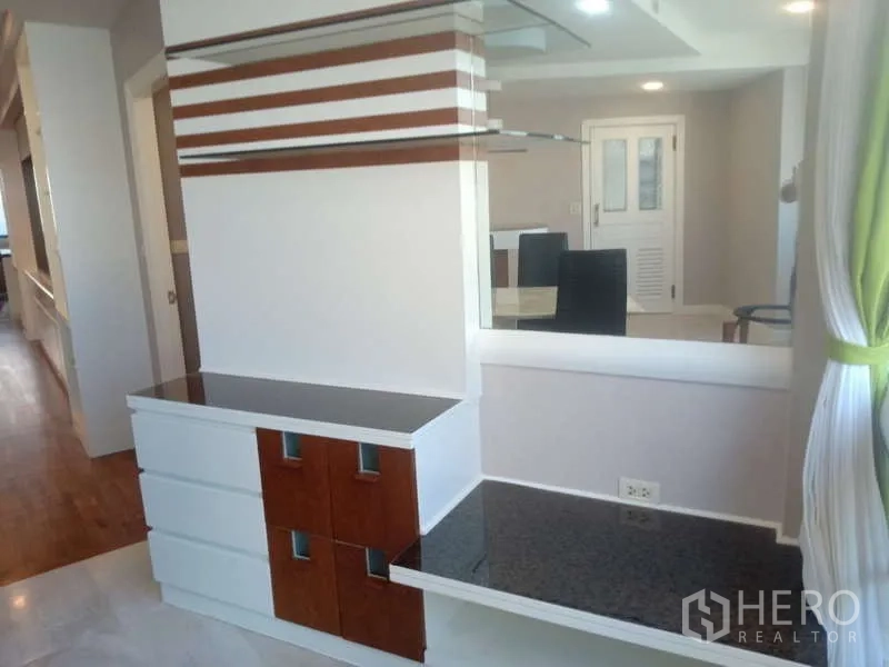 คอนโด ให้เช่าในKhlong Toei, Bangkok - พื้นที่นั่งเล่นกั้นด้วยตู้บิวท์อินและแผงลายเส้น เพิ่มพื้นที่เก็บของ