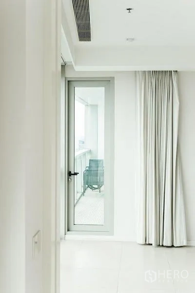 คอนโด ขายในKhlong San, Bangkok - ประตูทางออกสู่ระเบียงพร้อมผ้าม่านสีอ่อนและเก้าอี้นอกระเบียง