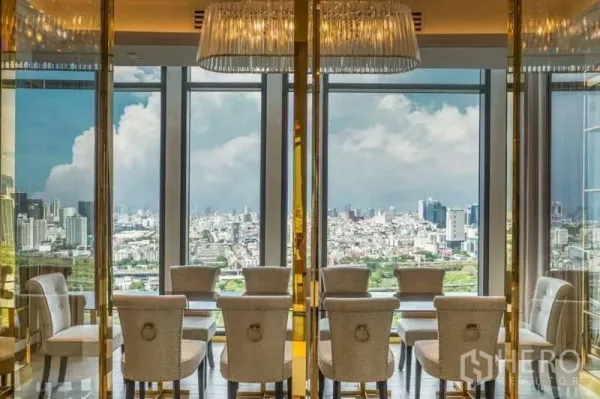 คอนโด ให้เช่าหรือขายในPathum Wan, Bangkok - สกายเลานจ์พร้อมโต๊ะอาหารและกระจกสูงจากพื้นจรดเพดาน มองวิวกรุงเทพฯ พาโนรามา
